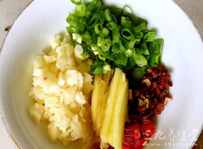 蔥姜蒜，味精，料酒，鹽