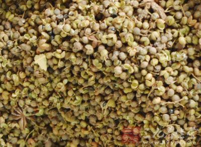 雞爪500克，野山椒200克，花椒少許