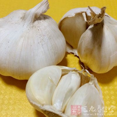 開水盛在寬口容器中，倒入剁碎的蒜和山海椒，冷卻