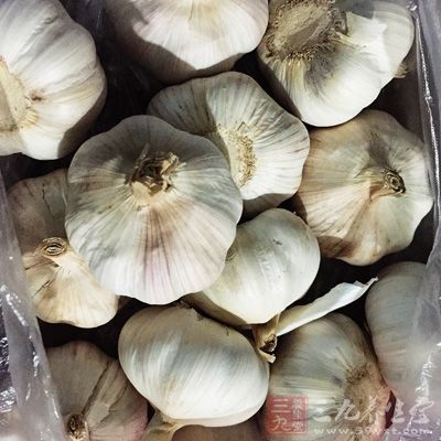 花椰菜200公克，熟鹹蛋1顆，蒜5公克