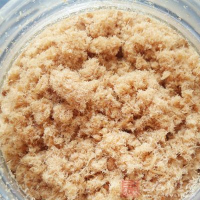 加入肉松跟海苔，可將面團用手拌均，拌至面團成光滑狀即可