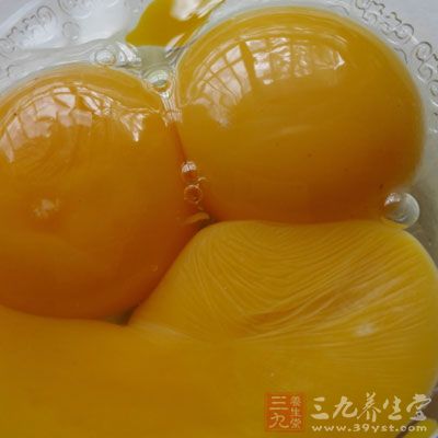 加入蛋黃4個，混合均勻成為蛋黃糊
