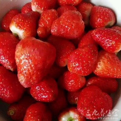 草莓約200克，牛奶180克，淡奶油250克