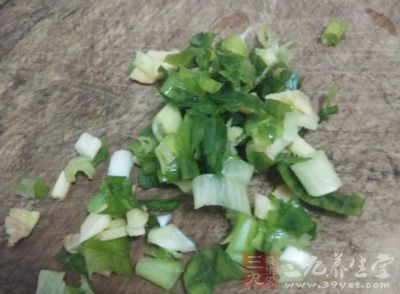 蔥洗淨切絲，蒜洗淨切末