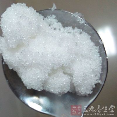 待西紅柿軟爛以後，調入1茶勺食鹽、1大勺白糖和2大勺番茄醬，翻炒均勻