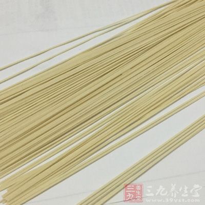 面條,青菜心,香腸,雞蛋,冷生水或冷白開水 面條,青菜心,香腸,雞蛋,冷生水或冷白開水