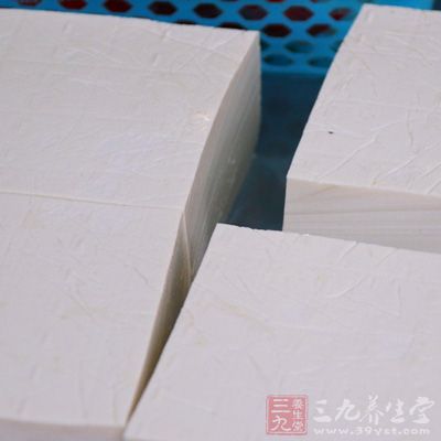 日本豆腐兩包，小青菜若干棵，鹽，雞精