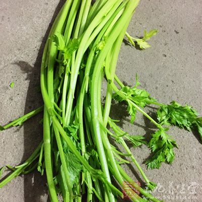 芹菜半斤，洋蔥半個，長指尖椒1個，香腸小半根，生抽1大勺