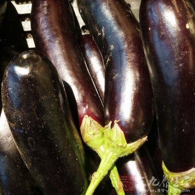 茄子兩根、香菜、蒜末、鹽