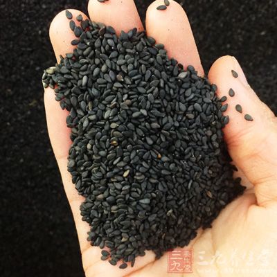 南瓜500g，淡奶油80ml，椰蓉1湯匙，白糖2湯匙，黑芝麻少許