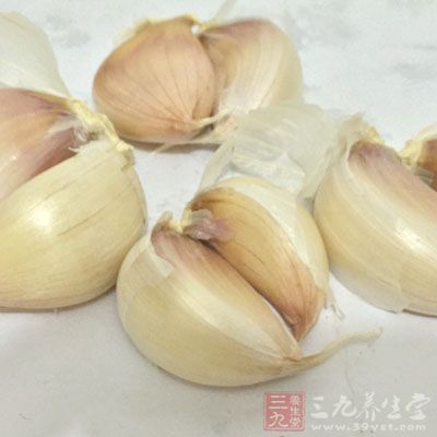 雞腿6只、鹽、蔥、姜、蒜、老抽、生抽