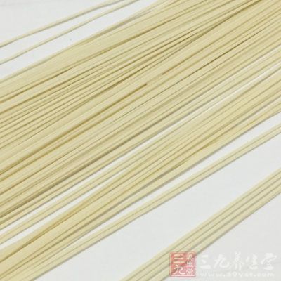 燒開水准備煮面條,煮好的面條撈出 燒開水准備煮面條,煮好的面條撈出