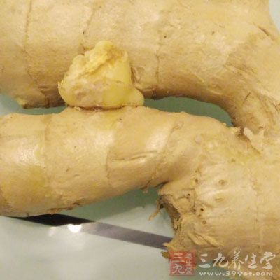 把骨頭湯倒入高壓鍋，加1小塊老姜