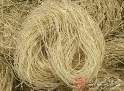 菠菜400克、紅蘿卜1根、細粉絲50克、紅油辣子
