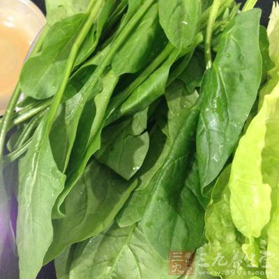 鮮菠菜750克，精鹽，味精，蔥絲，姜絲，花椒油，香油各適量