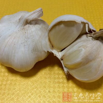 川西農家土公雞1只。沙姜15克，蔥葉10克，蒜10克