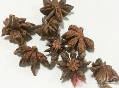 豬皮,八角,陳皮,鹽,蔥,醋,醬油,蒜末,辣椒粒 豬皮,八角,陳皮,鹽,蔥,醋,醬油,蒜末,辣椒粒