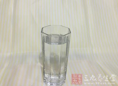 臭豆腐乳適量，蛋白5顆，青豌豆少許，太白粉適量，水適量