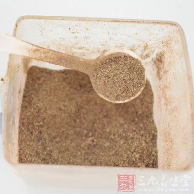 把鹽和海椒末和八角末和胡椒粉攪拌在一起