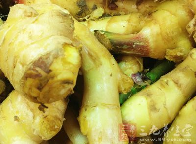 材料:帶魚,姜絲,油 材料:帶魚,姜絲,油