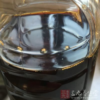 鮮帶魚300克、油1000克(約耗50克)、紹酒、醬油各2大匙 鮮帶魚300克、油1000克(約耗50克)、紹酒、醬油各2大匙