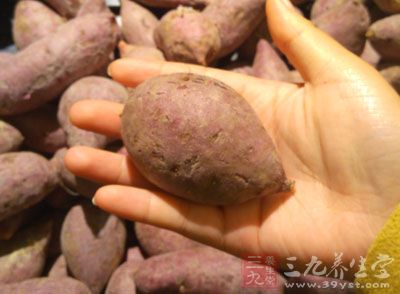 地瓜塊下油鍋前務必瀝干水分，否則很容易導致油星飛濺傷人