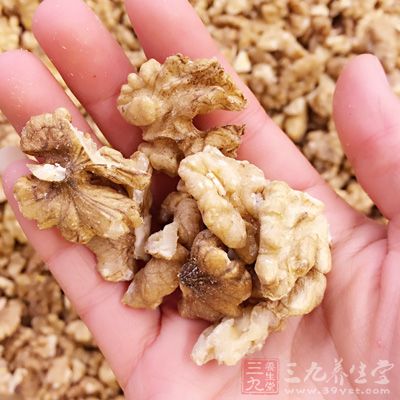 核桃仁200克,細白砂糖50克,清水120毫升 核桃仁200克,細白砂糖50克,清水120毫升