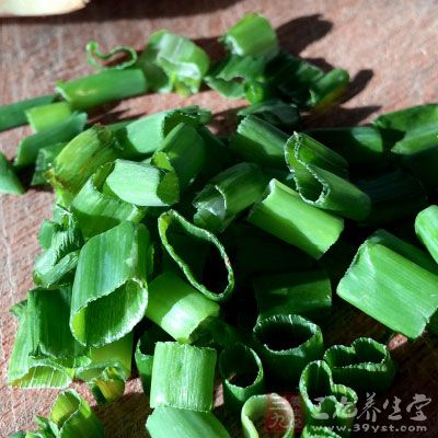 先將鹵好的豬耳朵沖洗一下，切成片，蔥切末、姜切末，蒜制成泥