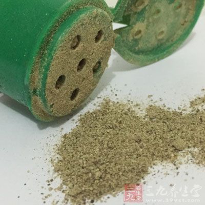 豬耳朵一只，麻油、鹽、味精、胡椒粉、醋、蔥花