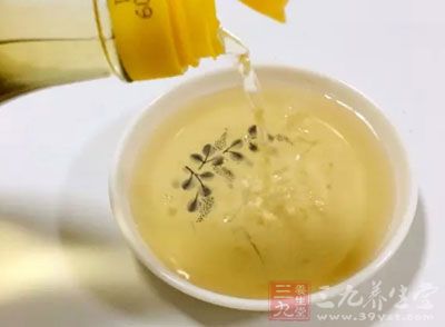 豬耳朵600g，料酒4大匙，白醋4大匙，水15杯