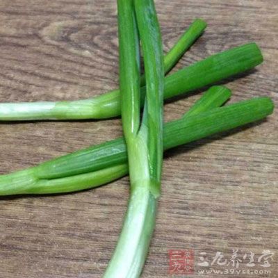 豬蹄2瓣，花生100克，蔥、姜、料酒各適量，鹽少許