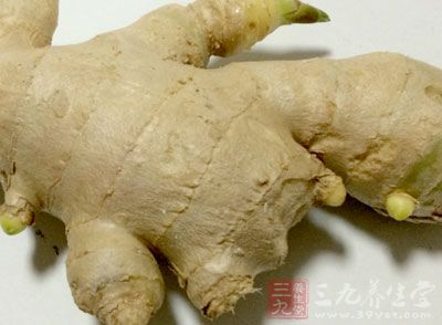 豬蹄2個，姜3片，蔥1根，花生，芝麻