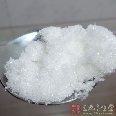 用自發面粉加適量白糖、雞蛋、少許鹽加水調和成面團