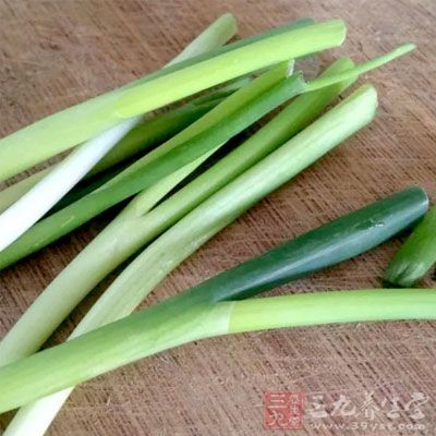 面粉50克，啤酒1聽，姜3片，蔥2段