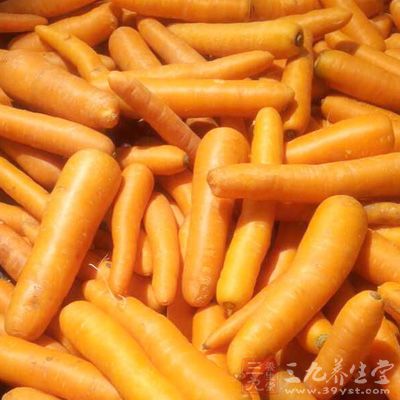 冬筍罐頭1個,胡蘿卜1根,油豆腐50克 冬筍罐頭1個,胡蘿卜1根,油豆腐50克