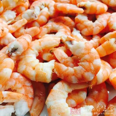 蝦仁350克，豆苗50克，鹼面，味精