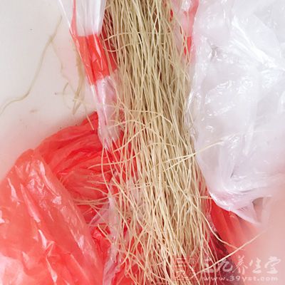 肉絲,黃瓜,綠豆粉絲,香菜各適量,鹽,糖,黑醋,香油,蒜末各適量 肉絲,黃瓜,綠豆粉絲,香菜各適量,鹽,糖,黑醋,香油,蒜末各適量
