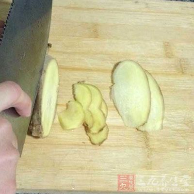 大火燒開放入蔥段和姜片煮沸