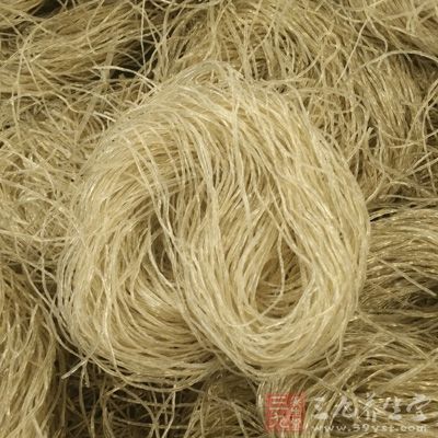 胡蘿卜2根,粉條50g,香菜50g,面粉400g,饅頭1個 胡蘿卜2根,粉條50g,香菜50g,面粉400g,饅頭1個