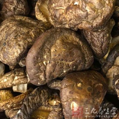 水發香菇、油菜心分別用開水焯過