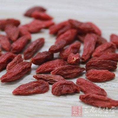 將黨參、山藥分別洗淨後，焖軟切片；枸杞去雜質