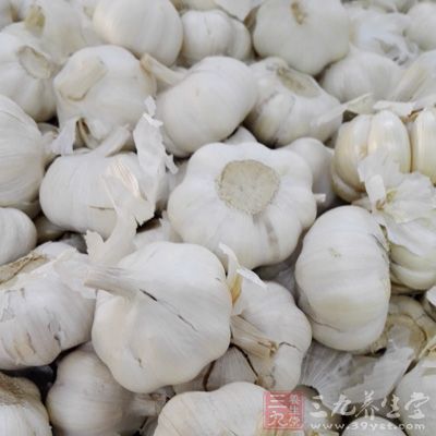 五花肉500克,紅蔥頭50克,大蒜10顆 五花肉500克,紅蔥頭50克,大蒜10顆