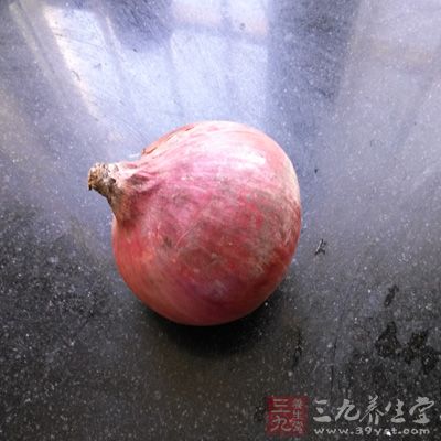 切片肥牛200克,中型洋蔥半顆,蒜頭兩瓣,姜絲適量 切片肥牛200克,中型洋蔥半顆,蒜頭兩瓣,姜絲適量