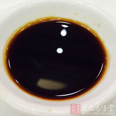 把羊肝、羊心、以及羊腎從水裡撈起，倒入鍋內，加入生抽、蚝油一起翻炒至變色