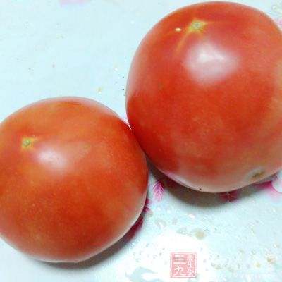 把西紅柿洗淨，用開水燙一下剝去皮