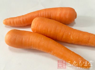 胡蘿卜和土豆去皮切小塊