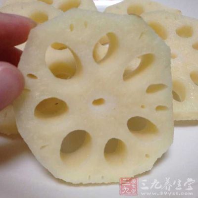蓮藕2段,蔥花1湯匙,面粉1湯匙,澱粉1湯匙 蓮藕2段,蔥花1湯匙,面粉1湯匙,澱粉1湯匙