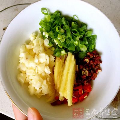 胡蘿卜(適量)、蔥姜蒜，鹽，味精