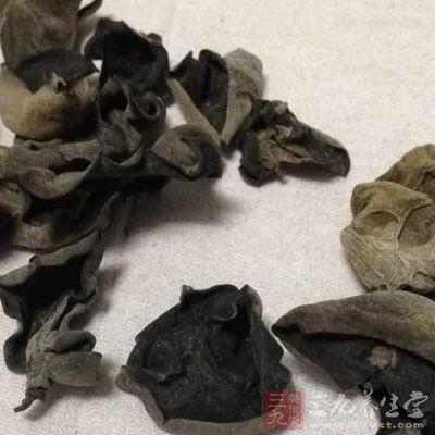 豬肉一塊(最好有少少肥肉),冬菇幾朵,木耳一大朵 豬肉一塊(最好有少少肥肉),冬菇幾朵,木耳一大朵