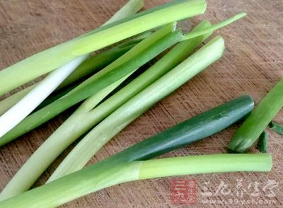 草魚一條,蔥一段,姜兩片,蒜3瓣 草魚一條,蔥一段,姜兩片,蒜3瓣